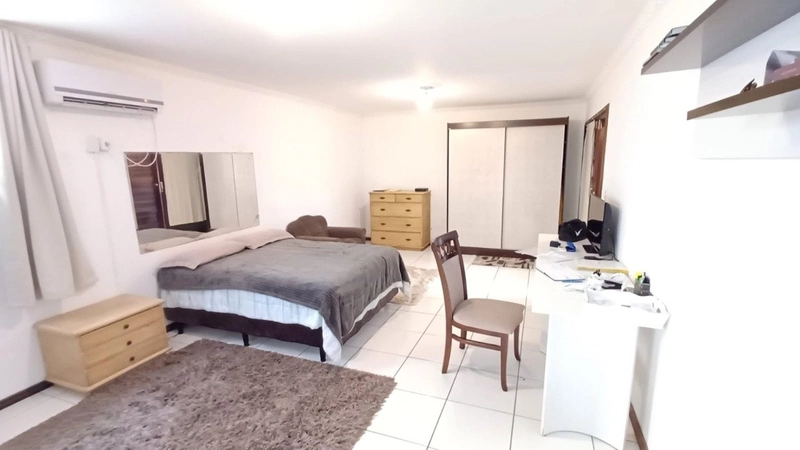 Casa em Coqueiros com 6 dormitórios sendo 1 suíte e 4 vagas: 23ª foto da galeria de imagens do imóvel