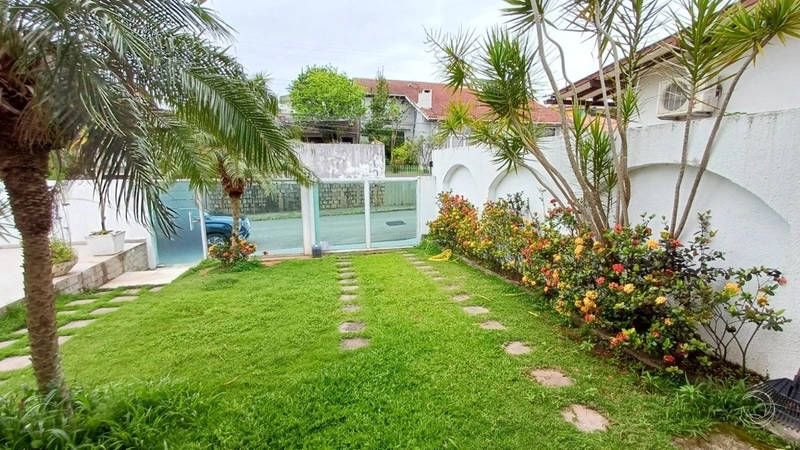 Casa em Coqueiros com 6 dormitórios sendo 1 suíte e 4 vagas: 30ª foto da galeria de imagens do imóvel