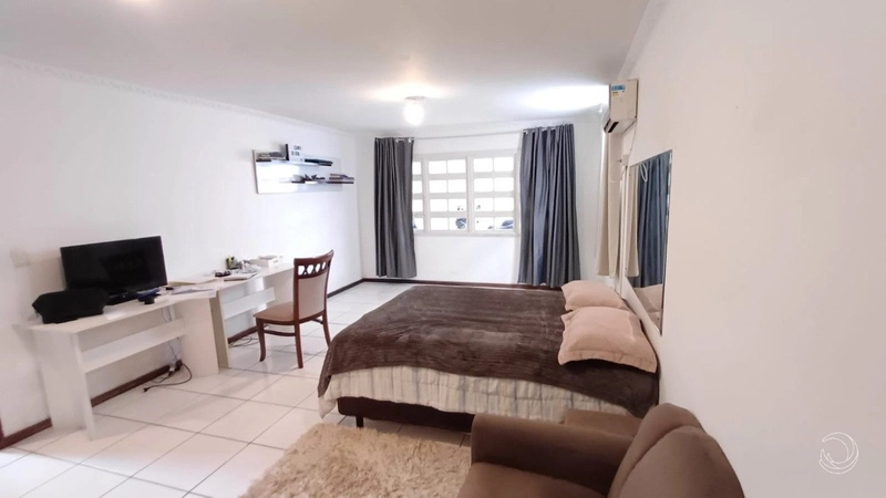 Casa em Coqueiros com 6 dormitórios sendo 1 suíte e 4 vagas: 13ª foto da galeria de imagens do imóvel