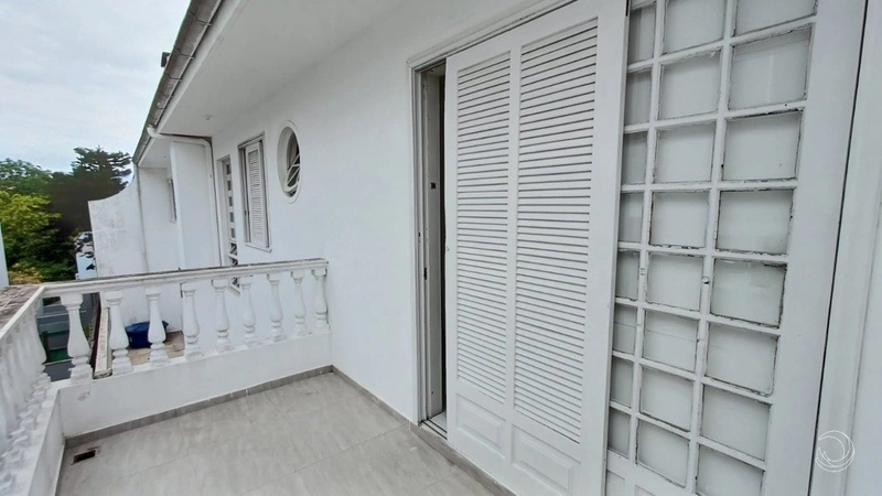 Casa em Coqueiros com 6 dormitórios sendo 1 suíte e 4 vagas: 5ª foto da galeria de imagens do imóvel