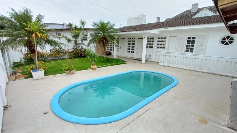 Casa em Coqueiros com 6 dormitórios sendo 1 suíte e 4 vagas: 31ª foto da galeria de imagens do imóvel
