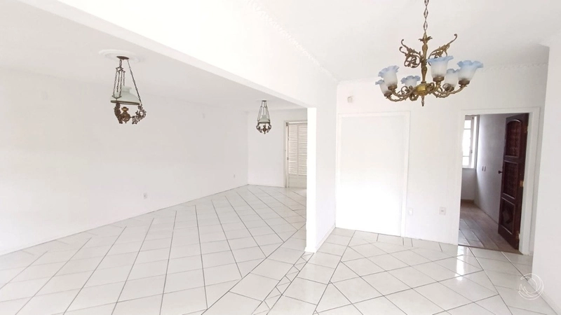 Casa em Coqueiros com 6 dormitórios sendo 1 suíte e 4 vagas: 4ª foto da galeria de imagens do imóvel