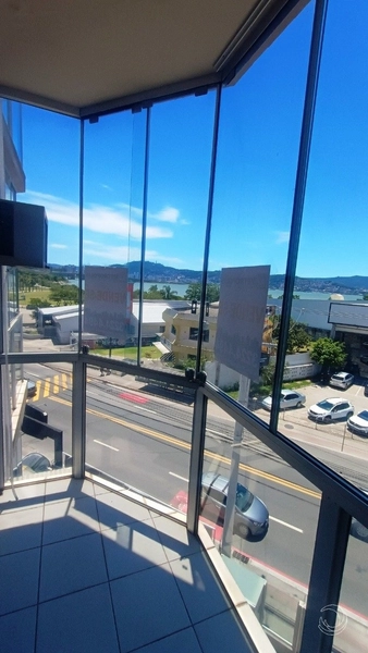 Apartamento em coqueiros com 03 dormitórios, sendo 01 suíte e 1 vaga: 3ª foto da galeria de imagens do imóvel