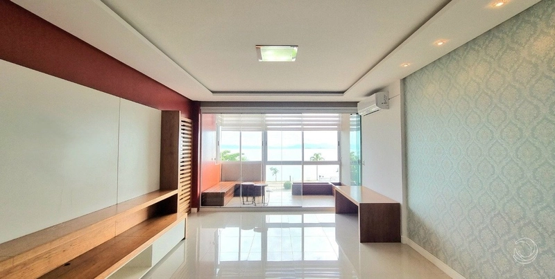 Apartamento na Beira Mar com 3 dormitórios, sendo 1 suítes e 1 vaga: 1ª foto da galeria de imagens do imóvel