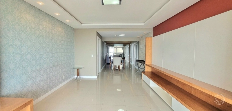 Apartamento na Beira Mar com 3 dormitórios, sendo 1 suítes e 1 vaga: 2ª foto da galeria de imagens do imóvel