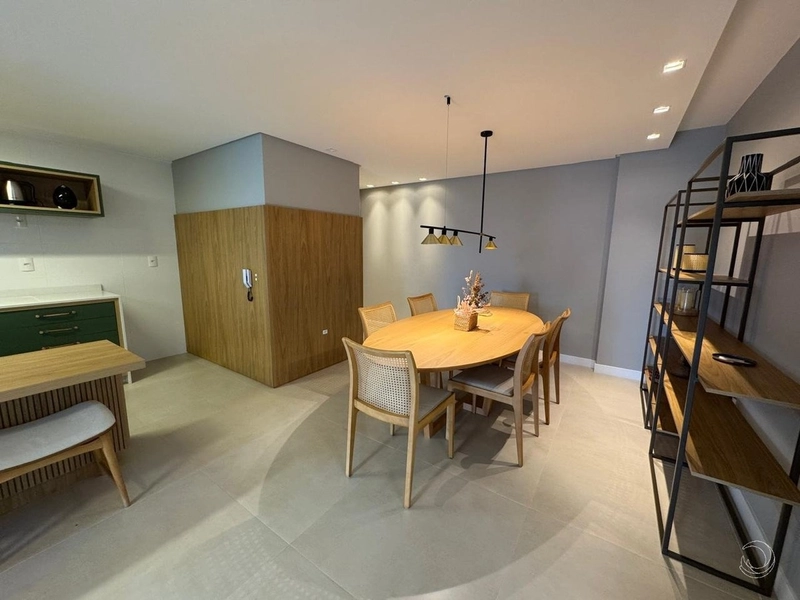 Apartamento na Agronômica com 3 dormitórios, sendo 1 suíte, 2 vagas: 2ª foto da galeria de imagens do imóvel