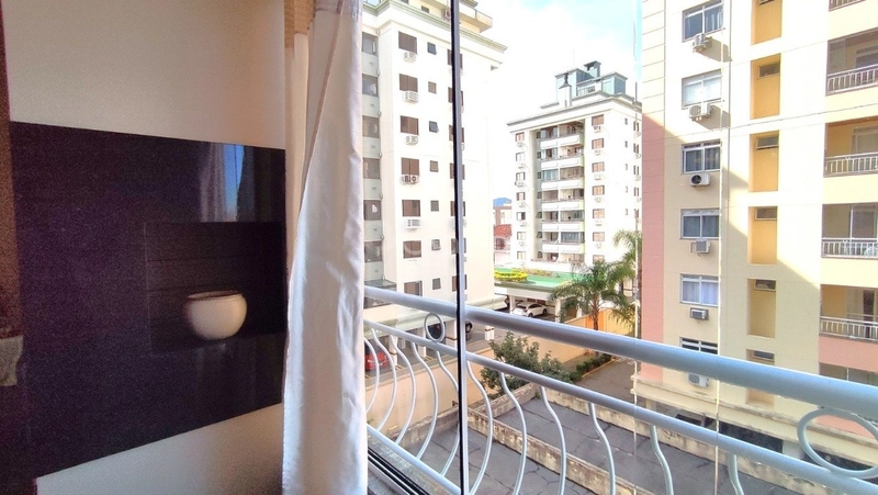 Apartamento em Coqueiros com 2 dormitórios 1 suíte e 1 vaga - 81m²: 3ª foto da galeria de imagens do imóvel