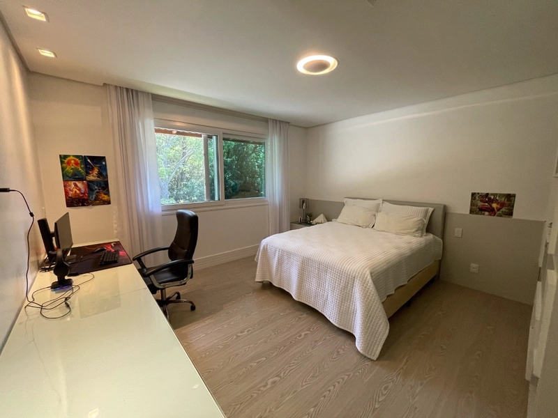 Casa residencial em Sambaqui com 6 dormitórios, sendo 4 suítes: 44ª foto da galeria de imagens do imóvel