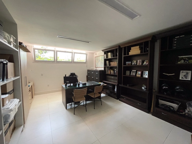 Casa residencial em Sambaqui com 6 dormitórios, sendo 4 suítes: 29ª foto da galeria de imagens do imóvel