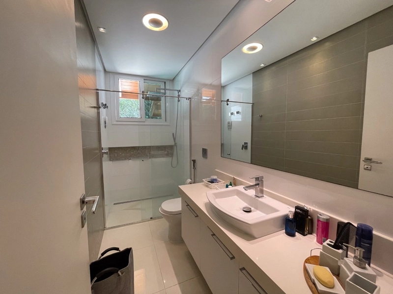 Casa residencial em Sambaqui com 6 dormitórios, sendo 4 suítes: 21ª foto da galeria de imagens do imóvel