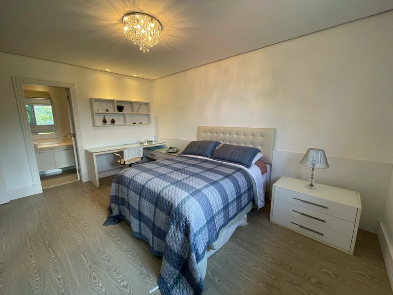 Casa residencial em Sambaqui com 6 dormitórios, sendo 4 suítes: 32ª foto da galeria de imagens do imóvel