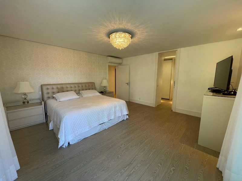 Casa residencial em Sambaqui com 6 dormitórios, sendo 4 suítes: 22ª foto da galeria de imagens do imóvel