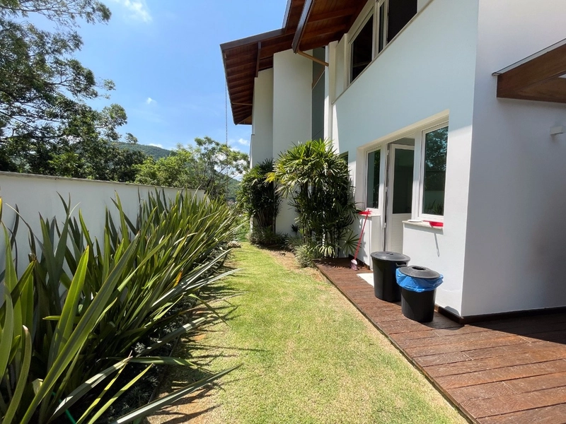 Casa residencial em Sambaqui com 6 dormitórios, sendo 4 suítes: 59ª foto da galeria de imagens do imóvel