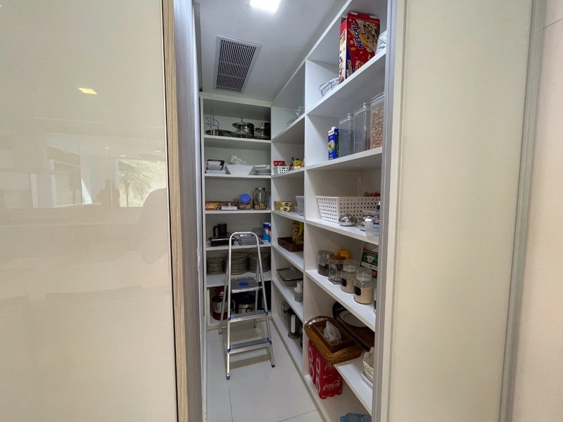 Casa residencial em Sambaqui com 6 dormitórios, sendo 4 suítes: 45ª foto da galeria de imagens do imóvel