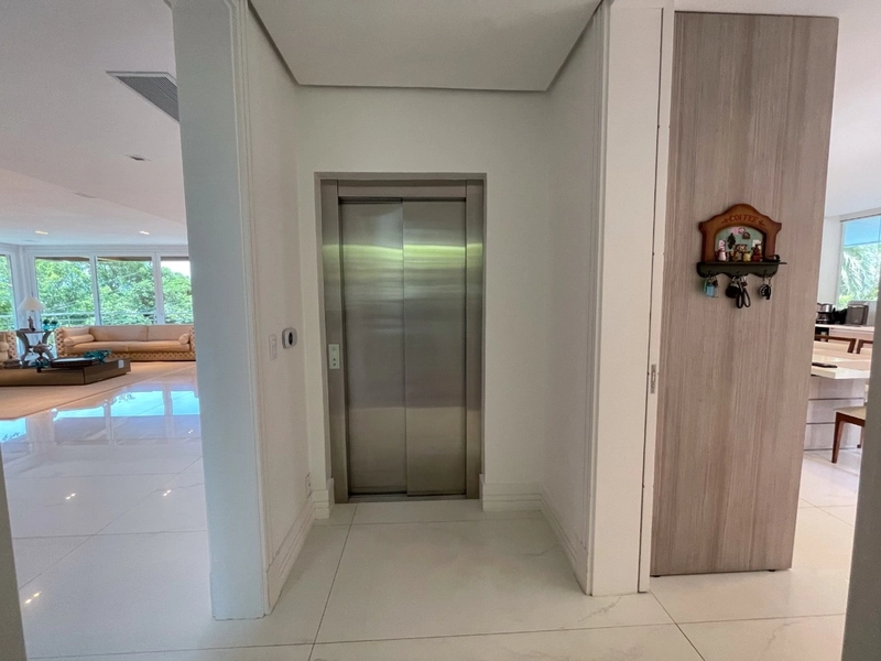 Casa residencial em Sambaqui com 6 dormitórios, sendo 4 suítes: 36ª foto da galeria de imagens do imóvel
