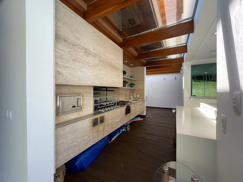 Casa residencial em Sambaqui com 6 dormitórios, sendo 4 suítes: 58ª foto da galeria de imagens do imóvel