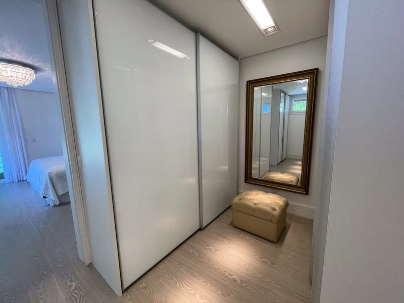 Casa residencial em Sambaqui com 6 dormitórios, sendo 4 suítes: 24ª foto da galeria de imagens do imóvel