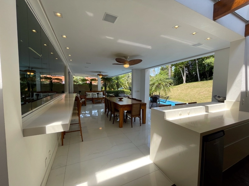 Casa residencial em Sambaqui com 6 dormitórios, sendo 4 suítes: 8ª foto da galeria de imagens do imóvel