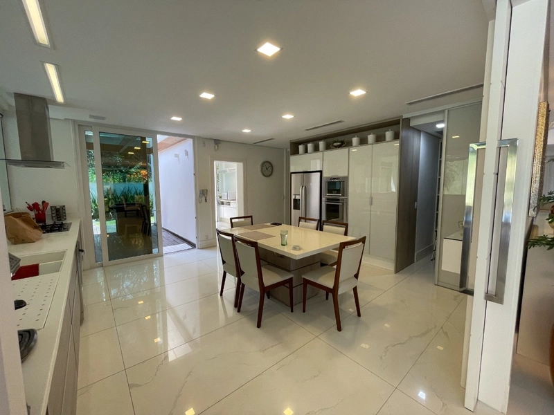 Casa residencial em Sambaqui com 6 dormitórios, sendo 4 suítes: 14ª foto da galeria de imagens do imóvel