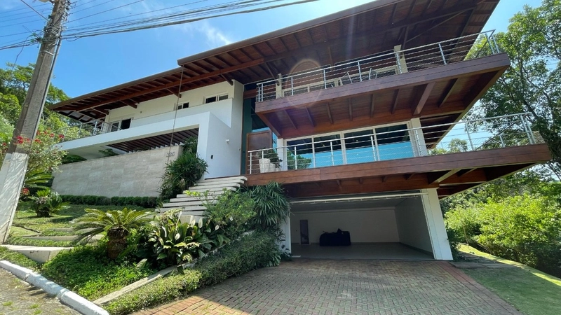 Casa residencial em Sambaqui com 6 dormitórios, sendo 4 suítes: 1ª foto da galeria de imagens do imóvel