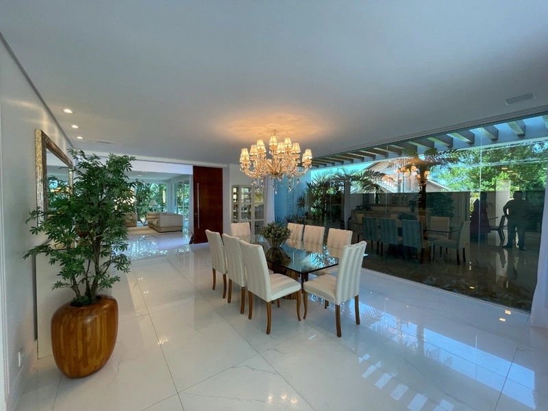 Casa residencial em Sambaqui com 6 dormitórios, sendo 4 suítes: 5ª foto da galeria de imagens do imóvel