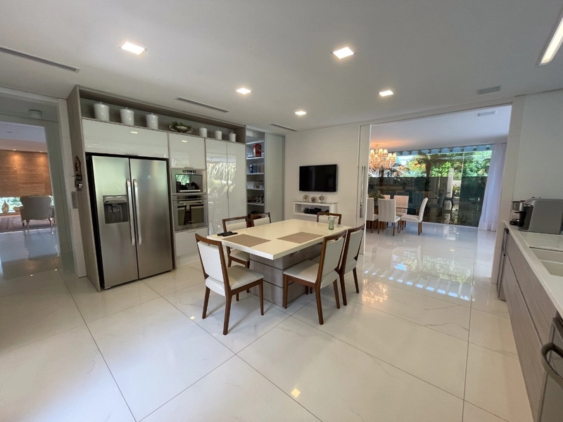 Casa residencial em Sambaqui com 6 dormitórios, sendo 4 suítes: 10ª foto da galeria de imagens do imóvel