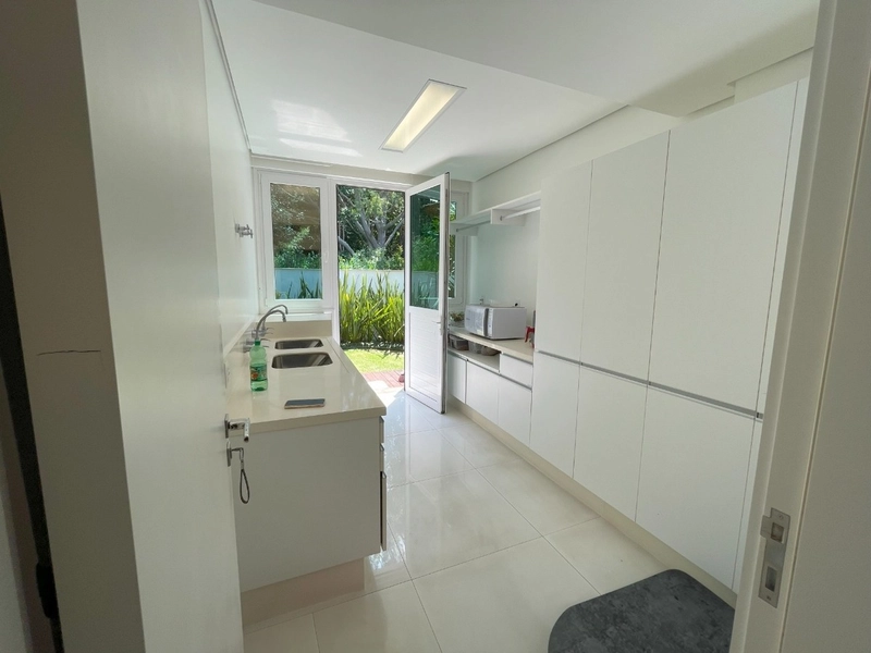 Casa residencial em Sambaqui com 6 dormitórios, sendo 4 suítes: 15ª foto da galeria de imagens do imóvel