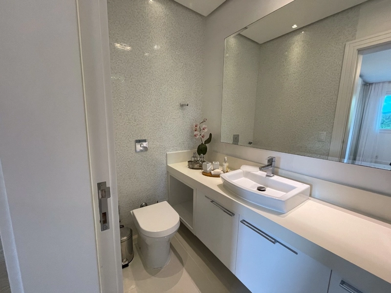 Casa residencial em Sambaqui com 6 dormitórios, sendo 4 suítes: 40ª foto da galeria de imagens do imóvel