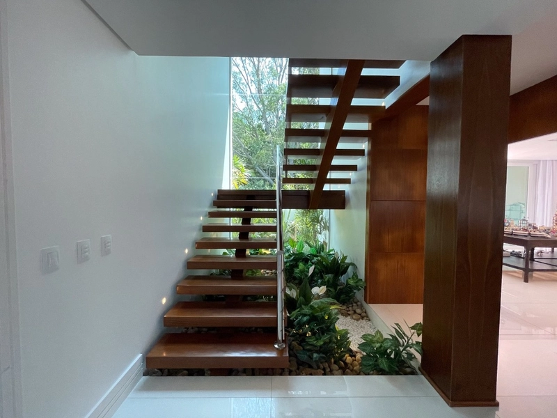 Casa residencial em Sambaqui com 6 dormitórios, sendo 4 suítes: 37ª foto da galeria de imagens do imóvel