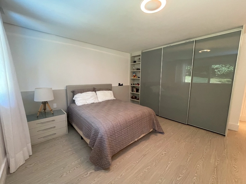 Casa residencial em Sambaqui com 6 dormitórios, sendo 4 suítes: 20ª foto da galeria de imagens do imóvel