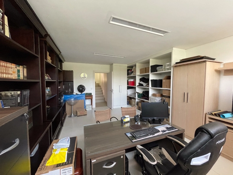 Casa residencial em Sambaqui com 6 dormitórios, sendo 4 suítes: 30ª foto da galeria de imagens do imóvel