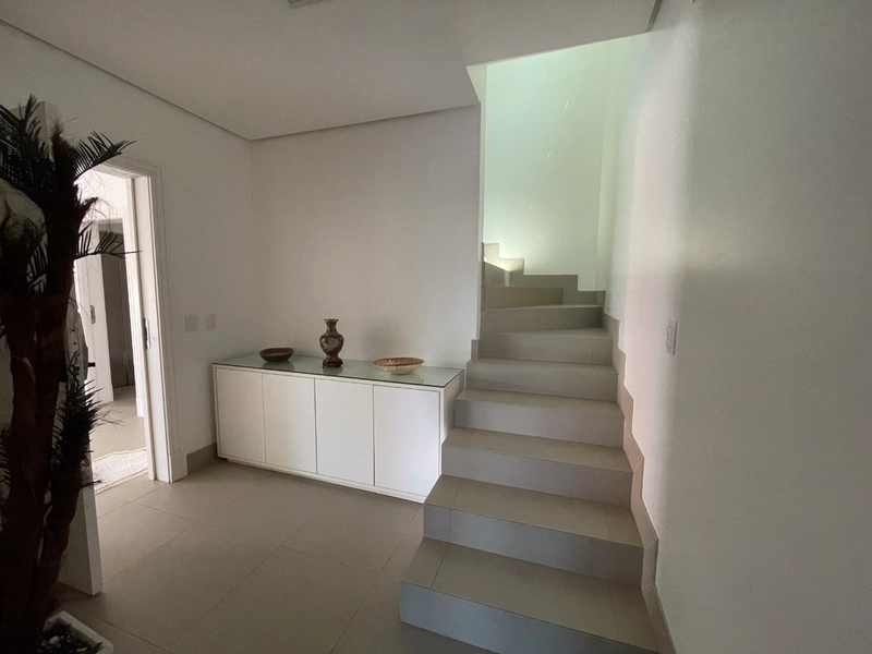 Casa residencial em Sambaqui com 6 dormitórios, sendo 4 suítes: 31ª foto da galeria de imagens do imóvel