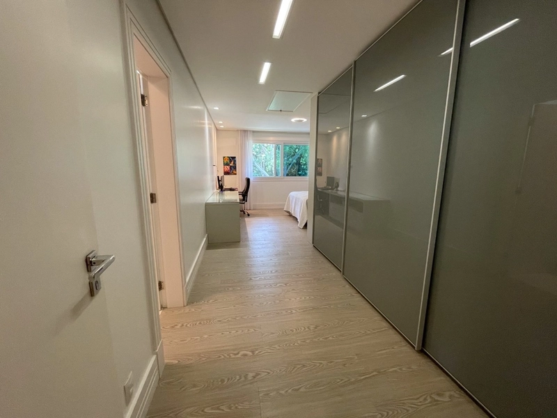 Casa residencial em Sambaqui com 6 dormitórios, sendo 4 suítes: 56ª foto da galeria de imagens do imóvel