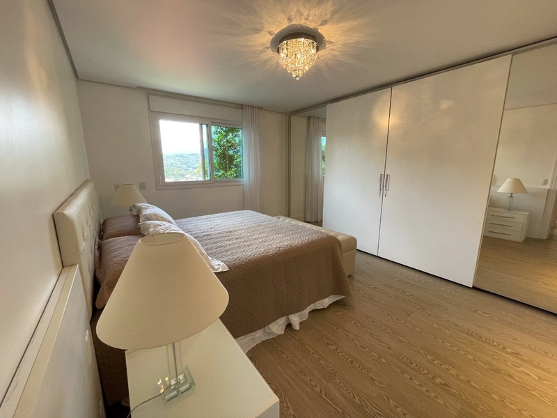 Casa residencial em Sambaqui com 6 dormitórios, sendo 4 suítes: 47ª foto da galeria de imagens do imóvel