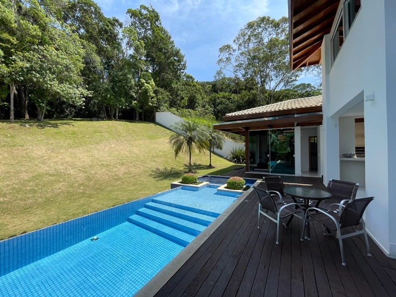 Casa residencial em Sambaqui com 6 dormitórios, sendo 4 suítes: 4ª foto da galeria de imagens do imóvel