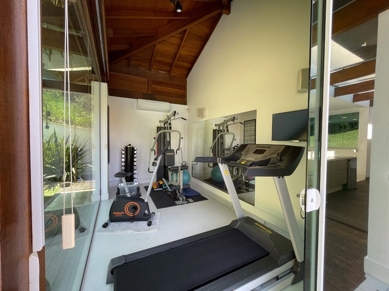 Casa residencial em Sambaqui com 6 dormitórios, sendo 4 suítes: 57ª foto da galeria de imagens do imóvel