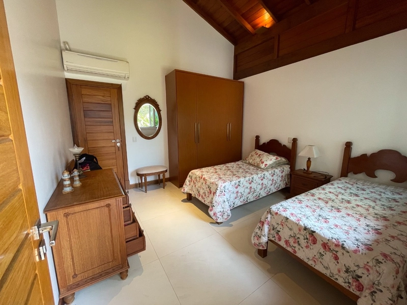 Casa residencial em Sambaqui com 6 dormitórios, sendo 4 suítes: 28ª foto da galeria de imagens do imóvel