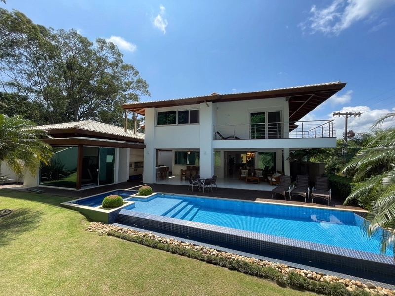 Casa residencial em Sambaqui com 6 dormitórios, sendo 4 suítes: 2ª foto da galeria de imagens do imóvel