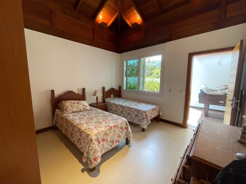 Casa residencial em Sambaqui com 6 dormitórios, sendo 4 suítes: 27ª foto da galeria de imagens do imóvel
