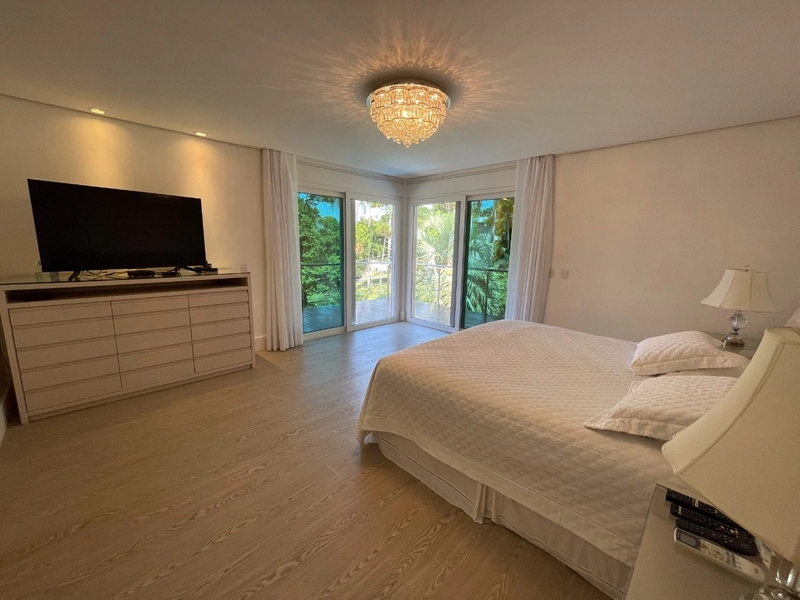 Casa residencial em Sambaqui com 6 dormitórios, sendo 4 suítes: 18ª foto da galeria de imagens do imóvel