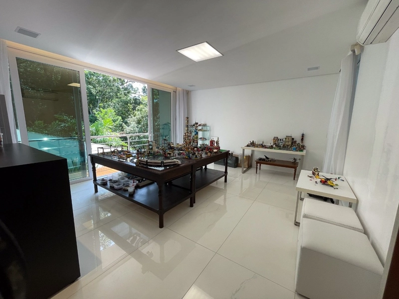 Casa residencial em Sambaqui com 6 dormitórios, sendo 4 suítes: 35ª foto da galeria de imagens do imóvel