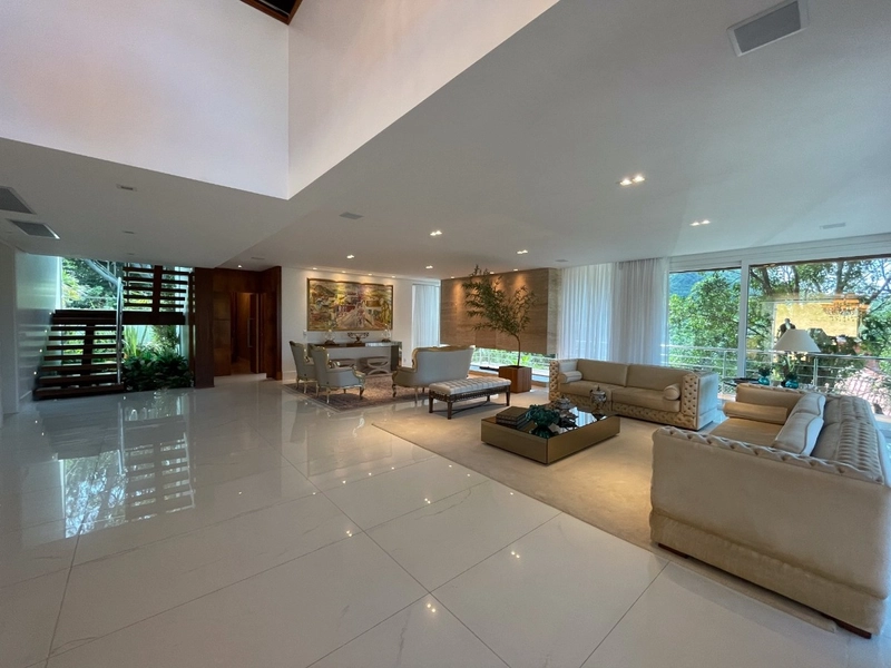 Casa residencial em Sambaqui com 6 dormitórios, sendo 4 suítes: 6ª foto da galeria de imagens do imóvel
