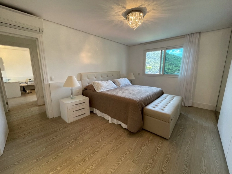 Casa residencial em Sambaqui com 6 dormitórios, sendo 4 suítes: 46ª foto da galeria de imagens do imóvel