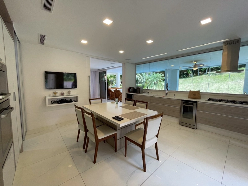 Casa residencial em Sambaqui com 6 dormitórios, sendo 4 suítes: 11ª foto da galeria de imagens do imóvel