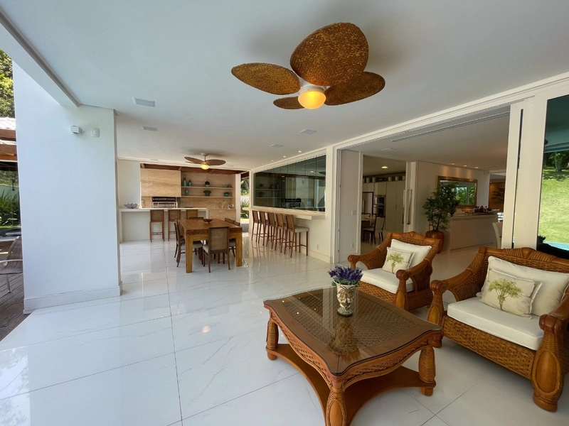 Casa residencial em Sambaqui com 6 dormitórios, sendo 4 suítes: 9ª foto da galeria de imagens do imóvel