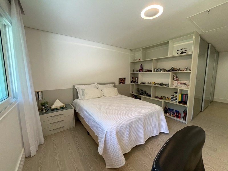 Casa residencial em Sambaqui com 6 dormitórios, sendo 4 suítes: 42ª foto da galeria de imagens do imóvel