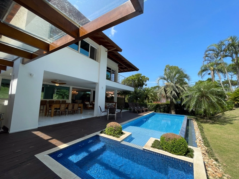 Casa residencial em Sambaqui com 6 dormitórios, sendo 4 suítes: 3ª foto da galeria de imagens do imóvel