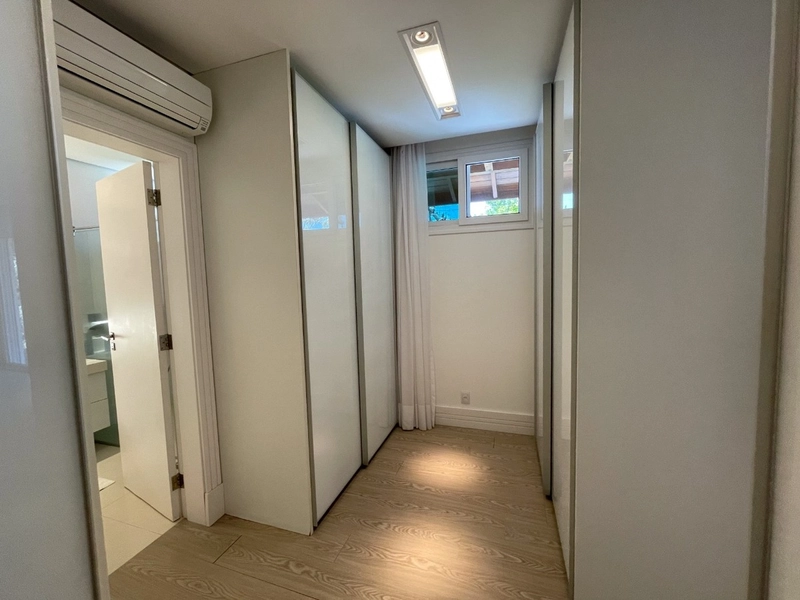 Casa residencial em Sambaqui com 6 dormitórios, sendo 4 suítes: 25ª foto da galeria de imagens do imóvel