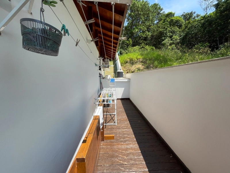 Casa residencial em Sambaqui com 6 dormitórios, sendo 4 suítes: 53ª foto da galeria de imagens do imóvel