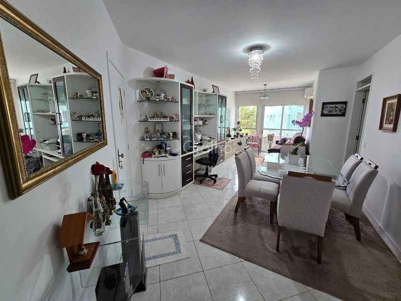 Apartamento em coqueiros com 03 dormitórios, sendo 01 suíte e 1 vaga: 1ª foto da galeria de imagens do imóvel